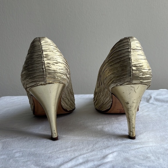 Larry Stuart Collection vintage gold plisse pleated crinkle gold pumps - Picture 3 of 7